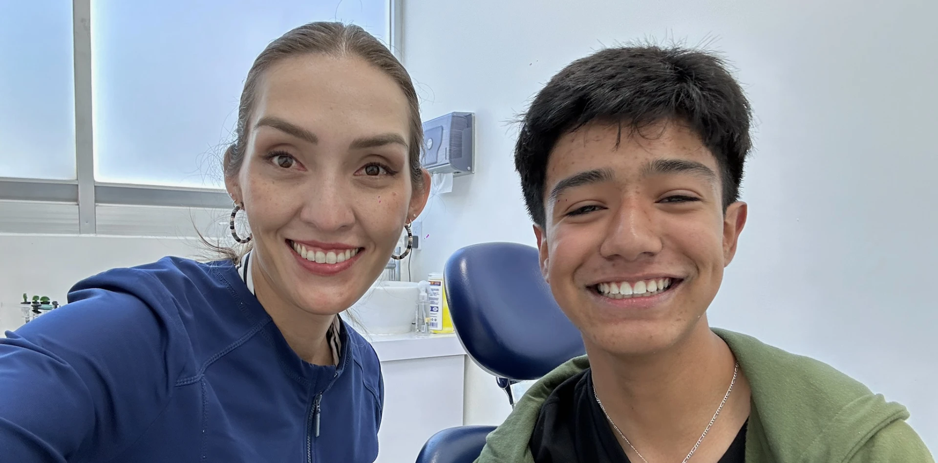 Paciente sonriendo en Cumbres Centro Odontológico